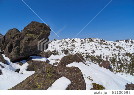 冬の北八ヶ岳 三ツ岳Ⅱ峰から北側方面を見る 61100692