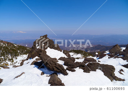 冬の北八ヶ岳 三ツ岳Ⅱ峰から北東側を見る 冬の北八ヶ岳 三ツ岳Ⅱ峰から北東側を見る 61100693