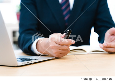 ビジネス手元 61100730