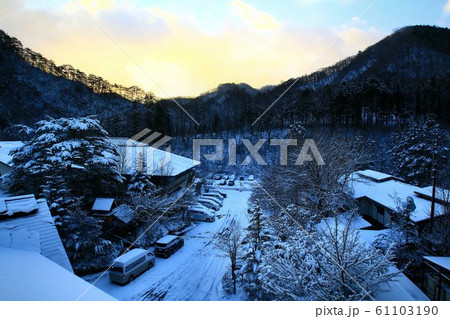 雪景色の朝・平家の隠れ里【湯西川温泉】 61103190