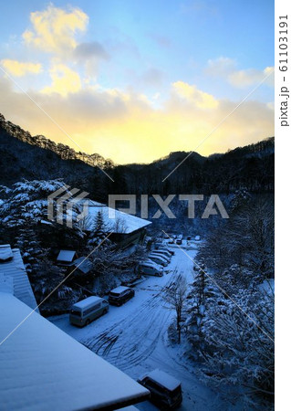 雪景色の朝・平家の隠れ里【湯西川温泉】 雪景色の朝・平家の隠れ里【湯西川温泉】 61103191