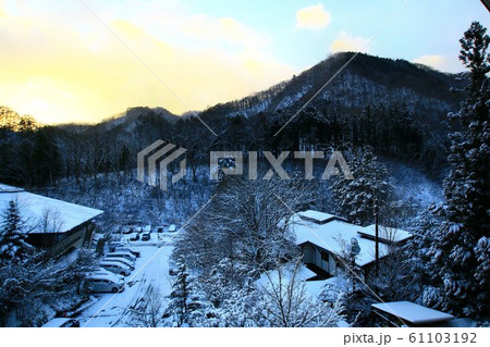 雪景色の朝・平家の隠れ里【湯西川温泉】 雪景色の朝・平家の隠れ里【湯西川温泉】 61103192