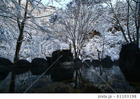 雪景色の朝・平家の隠れ里【湯西川温泉】 雪景色の朝・平家の隠れ里【湯西川温泉】 61103198