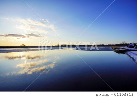 早朝の西別川の風景　”別海町本別海” 61103313