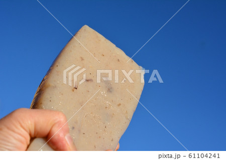 ぷりっぷりの生芋こんにゃく、板こんにゃく、野菜、食材イメージ素材 ぷりっぷりの生芋こんにゃく、板こんにゃく、野菜、食材イメージ素材 61104241