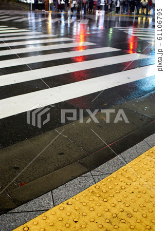 雨の交差点・夜・都会 61106795