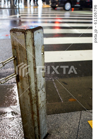 雨の横断歩道 ポール 歩行者保護の写真素材