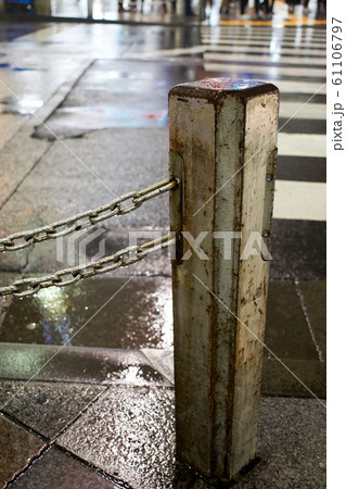 雨の横断歩道・ポール・歩行者保護・鎖 雨の横断歩道・ポール・歩行者保護・鎖 61106797