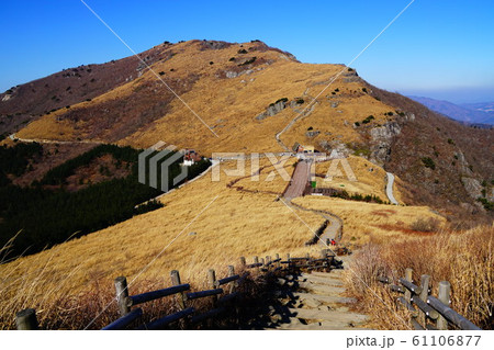 韓国 蔚山 嶺南アルプス 神仏山方面から肝月山方面を望むの写真素材