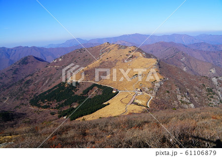 韓国 蔚山 嶺南アルプス 神仏山方面から肝月山方面を望むの写真素材