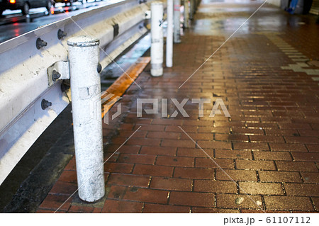 ガードレール・歩道・雨 61107112