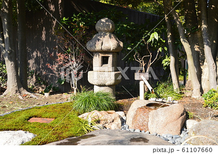 石灯籠・手水鉢（徳川園／愛知県名古屋市東区徳川町）の写真素材