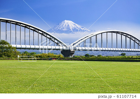 富士山と水管橋、静岡県富士市富士川河川敷スポーツ広場にて 富士山と水管橋、静岡県富士市富士川河川敷スポーツ広場にて 61107714