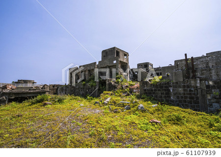 長崎の世界遺産軍艦島の廃墟群 61107939
