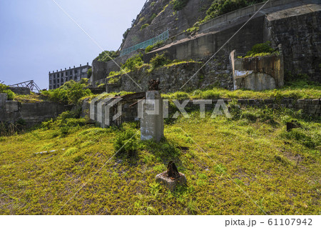 長崎の世界遺産軍艦島の廃墟群 長崎の世界遺産軍艦島の廃墟群 61107942