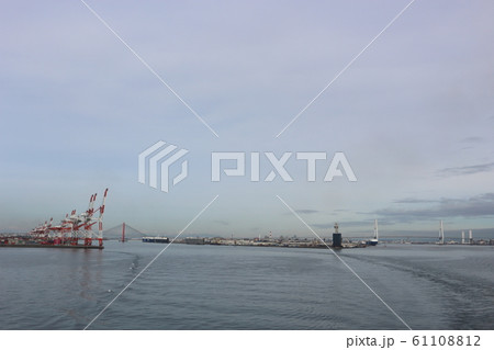 洋上から眺める金城ふ頭全景 61108812