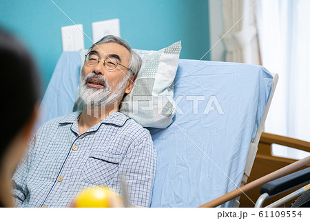 シニア男性と娘 61109554