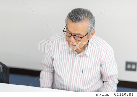 Employment for the elderly 61110281