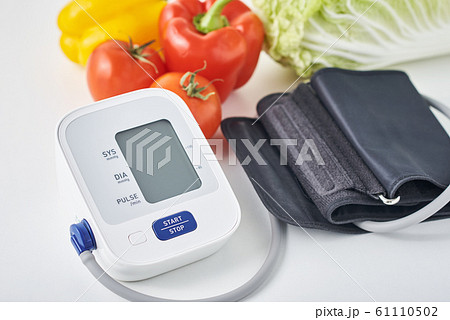 Digital blood pressure monitor and fresh vegetables 61110502