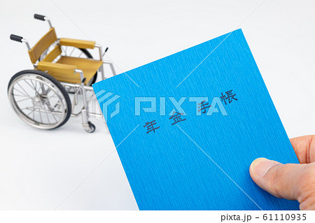 年金手帳と車椅子 61110935