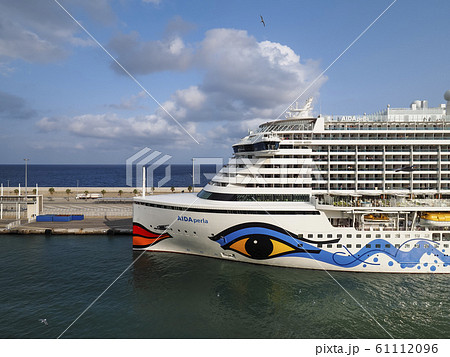 バルセロナ港 大型客船 アイーダ・ペルラ / AIDA Perla at Barcelona 61112096