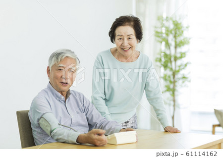 シニア夫婦 血圧計 61114162