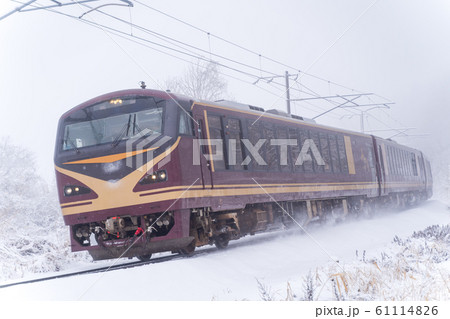 吹雪の中を走る「みのり」車両 61114826