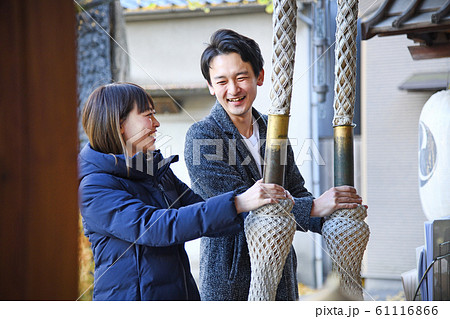 神社　初詣　お参りをする男女 61116866