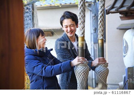 神社　初詣　お参りをする男女 61116867