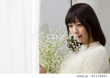 花を持つ女性 61116897