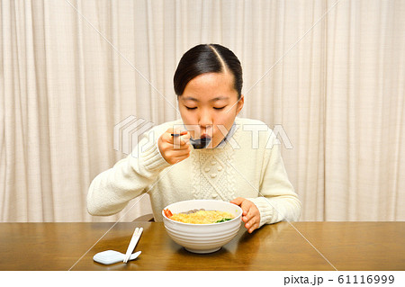 年越しそばを食べる女の子(大晦日) 年越しそばを食べる女の子(大晦日) 61116999