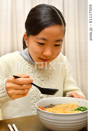 年越しそばを食べる女の子(大晦日) 61117009