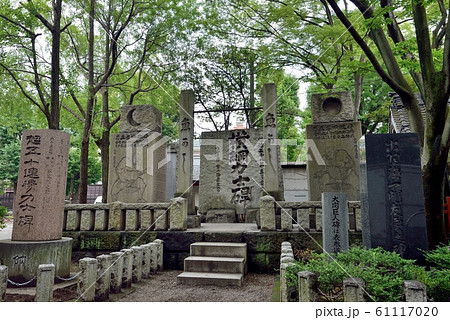 梅雨空の弱い光の中で、江戸勧進相撲発祥の地、富岡八幡宮の横綱力士碑を撮る 梅雨空の弱い光の中で、江戸勧進相撲発祥の地、富岡八幡宮の横綱力士碑を撮る 61117020