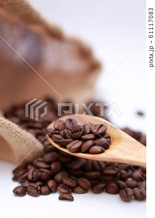 コーヒー豆 (珈琲豆 小粒 焙煎 飲食 実 飲み物 ドリンク ブレンド カフェイン コピースペース) 61117083