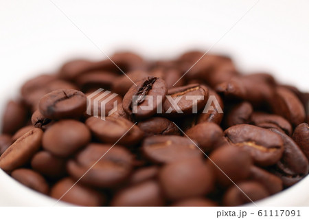 コーヒー豆 (珈琲豆 小粒 焙煎 飲食 実 飲み物 ドリンク ブレンド カフェイン コピースペース) 61117091