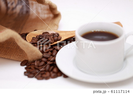 コーヒー豆 (珈琲豆 小粒 焙煎 飲食 実 飲み物 ドリンク ブレンド カフェイン コピースペース) コーヒー豆 (珈琲豆 小粒 焙煎 飲食 実 飲み物 ドリンク ブレンド カフェイン コピースペース) 61117114
