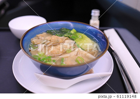 ビジネスクラスの機内食、ワンタン麺 61119148