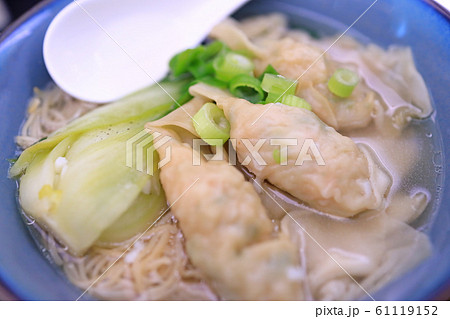 ビジネスクラスの機内食、ワンタン麺 61119152