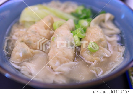 ビジネスクラスの機内食、ワンタン麺 61119153