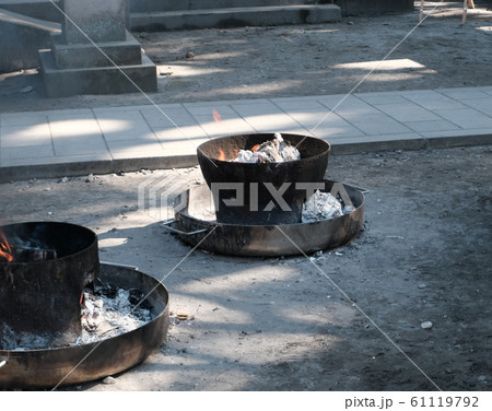 寒い日に炎を上げる火鉢 61119792