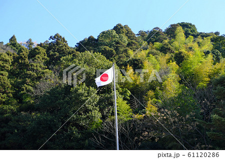 山の前で風になびく日本国旗 山の前で風になびく日本国旗 61120286