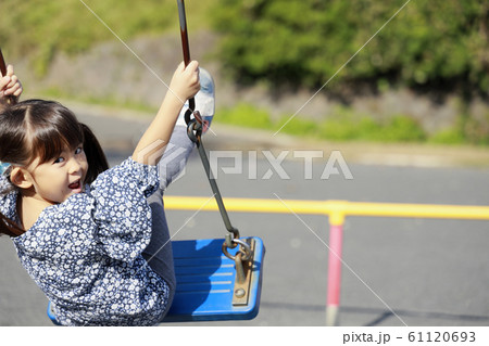 ブランコで遊ぶ後ろ姿の幼児(5歳児) ブランコで遊ぶ後ろ姿の幼児(5歳児) 61120693