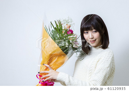 花束を持つ女性 61120935