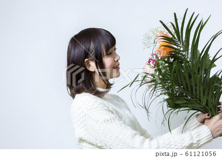 花束を持つ女性 花束を持つ女性 61121056
