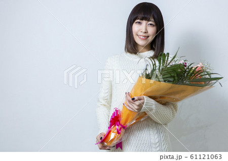 花束を持つ女性 61121063