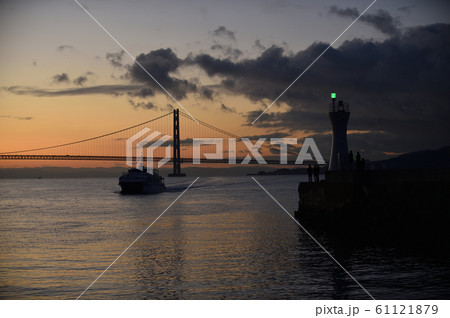 明石海峡大橋　令和2年元旦初日の出を待つ人々の風景 61121879