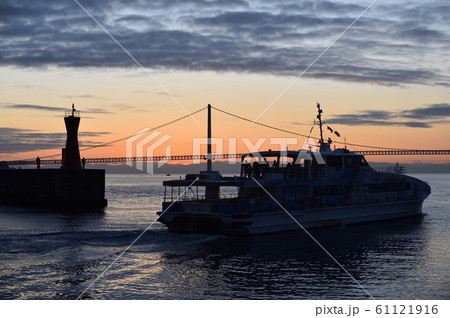 明石海峡大橋　日の出前ジェノバラインが出港 61121916