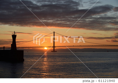 明石海峡大橋の初日の出 61121940