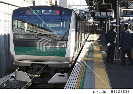 西谷駅に停車中の相鉄線直通：埼京線E233系電車（各停：新宿⇔海老名） 61122858
