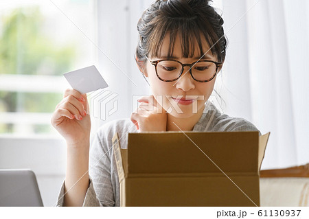 女性　スマホ　カード　ショッピング　キャッシュレス 61130937